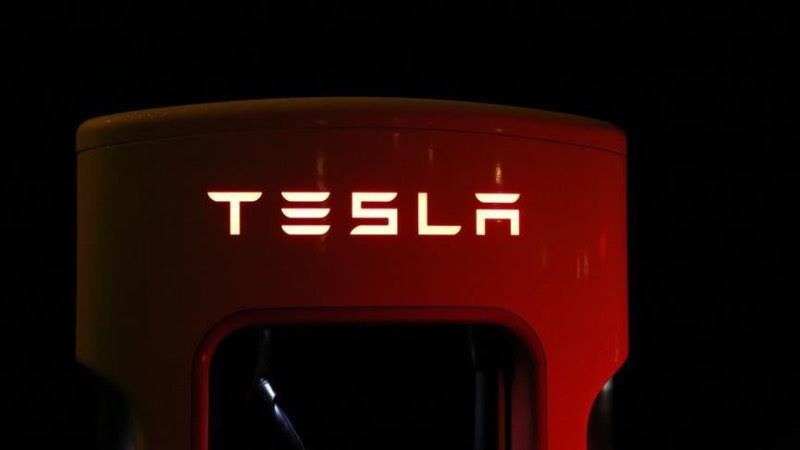 Tesla bazı üretim hatlarını durdurdu
